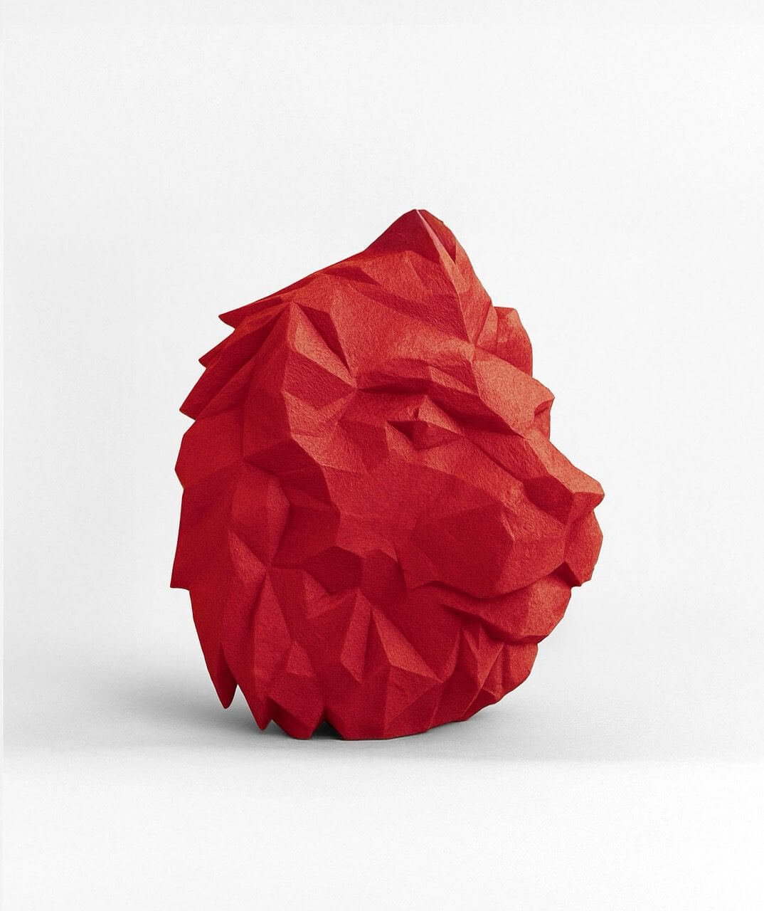 Büyük Aslan Kafası Kırmızı Büyük Aslan Kafası duvar heykeli – el boyaması dekoratif obje, aslan figürü, modern iç mekan duvar sanatı