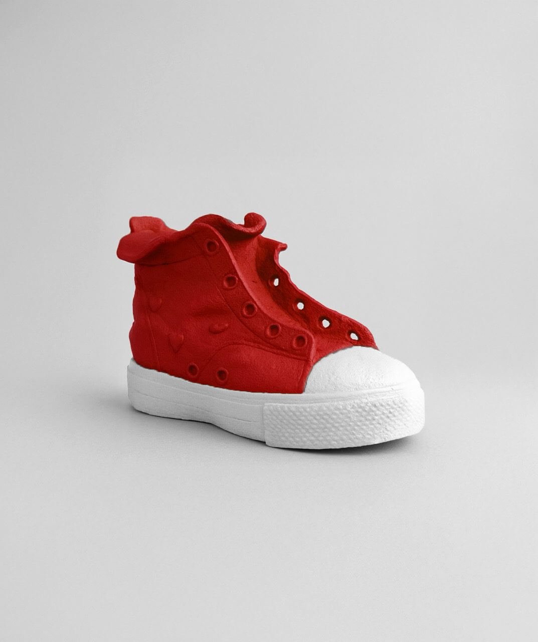 Büyük Converse Kırmızı Converse obje – el boyaması dekoratif ayakkabı formu, modern iç mekan tasarımı, genç dekorasyon objesi