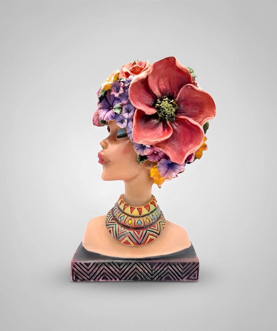 Çiçekli Kadın 1 Renkli çiçeklerle süslenmiş sanatsal kadın bustu, modern ve özgün tasarım, iç mekan dekorasyonu için ideal.