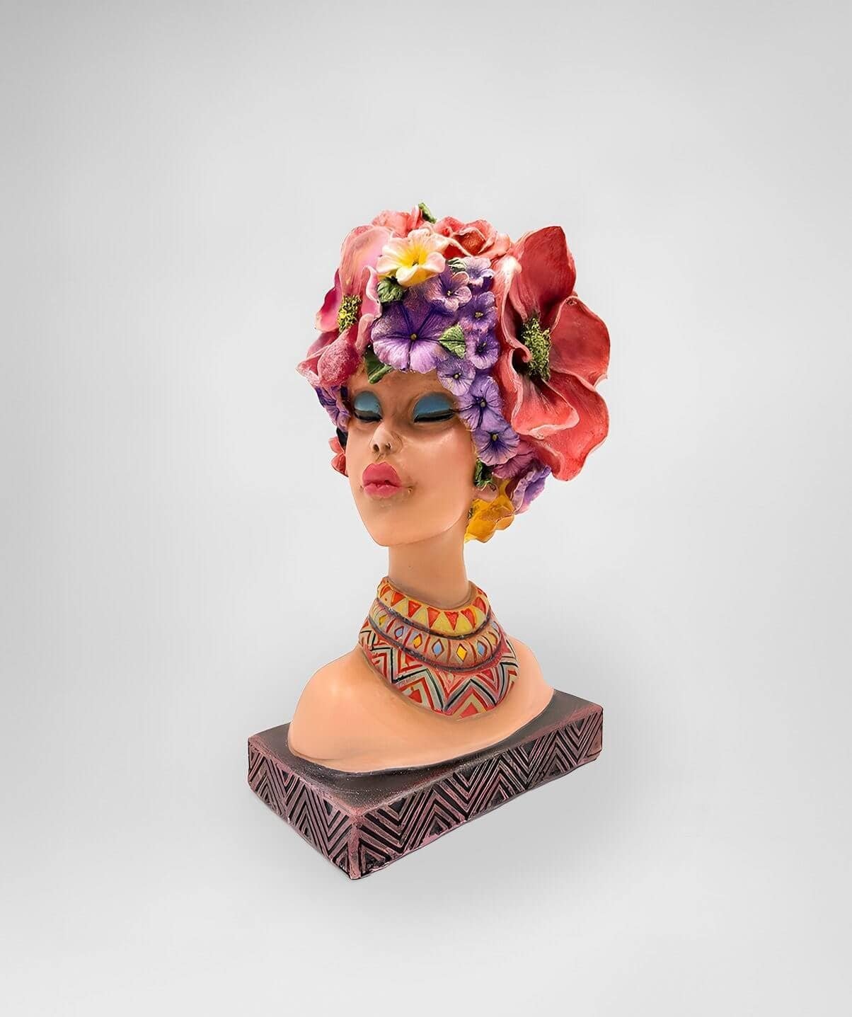 Çiçekli Kadın 2 Renkli çiçeklerle süslenmiş moda heykel sergisi, özgün sanat ve tasarımın birleşimi.